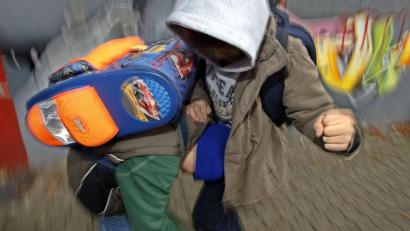 Symbolbild: Oliver Berg
Zwei Schüler schlagen sich auf einem Schulhof.