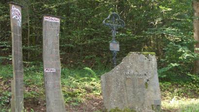Bild: wro
In der Waldabteilung "Schrammlohe", in der dortigen Waldflur "In der Reuth", steht ein Mahnmal, das an die Ereignisse vor 130 Jahren erinnert.