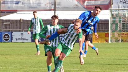 Bild: Gebert
Leon Döllinger (links) und Daniel Kahrig (Mitte) wehrten alle Angriffe des FSV Erlangen-Bruck ab. In dieser Szene bremst das Mitterteicher Duo Umut Dogan aus.