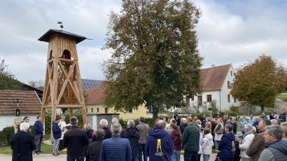 Bild: aub
Die "echten" Eckendorfer tragen zu diesem Anlass speziell bedruckte blau-gelbe Jacken mit dem Bild des Glockenturmes und darunter dem Text "Eckendorfer Dorfgemeinschaft".