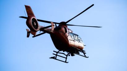 Bild: Julian Stratenschulte/dpa
Ein Rettungshubschrauber war bei dem Unfall im Einsatz. (Symbolbild)