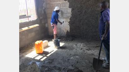 Bild: Tomorrow for future/exb
Mit Spendengeldern aus einem Fußballspiel in Amberg wird unter anderem das Schulhaus verputzt.