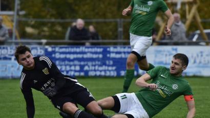 Bild: ham
Ein Duell zwischen Christoph Lindner (rechts) vom FC Wernberg und dem Hahnbacher Torhüter Tino Bohmann. Beide Teams trennten sich am Ende mit 2:2.