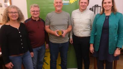 Bild: usc
Gratulation zur Wahl und ein Glas Bio-Honig für den Bundestagskandidaten Piet Gürtler (Mitte). Von links Yvonne Rösel (Kreisverband Amberg-Sulzbach), Hans-Jürgen Bumes (Amberg), Stefan Haas (Neumarkt) und MdL Laura Weber, die die Wahl leitete.