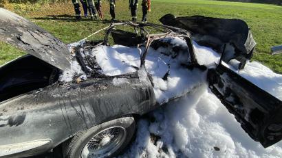 Bild: Polizeiinspektion Münchberg
Der Jaguar-Oldtimer brannte komplett aus.