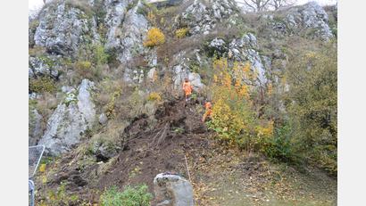 Bild: bey
Pleysteiner Bauhof, Feuerwehr Pleystein und Bergwacht aus Weiden sind am Rosenquarzfelsen wieder im Einsatz.