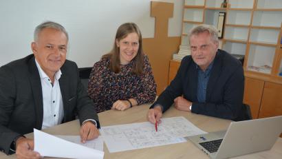 Bild: jr
Eine Projektgruppe der Offenen Behindertenarbeit Tirschenreuth will künftig Ambulantes Wohnen für Menschen mit Behinderung anbieten. Das Projekt wurde jetzt von Lebenshilfe-Kreisvorsitzenden Roland Grillmeier (links), Sozialpädagogin Franziska Buska und Lebenshilfe-Geschäftsführer Berthold Kellner vorgestellt. Gesucht werden vor allem Immobilien.