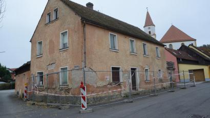 Bild: bey
Der Markt Luhe-Wildenau hat das Haus Kirchenstraße 6 erworben, das jetzt mit Mitteln aus dem Städtebauförderprogramm abgebrochen wird.