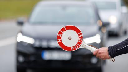 Bild: Daniel Karmann/dpa
Die Polizei kontrollierte am Wochenende einen 19-Jährigen in Marktredwitz.