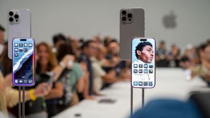 Bild: Andrej Sokolow/dpa
Beim neuen Siri leuchtet der Bildschirmrand bunt auf. (Archivbild)