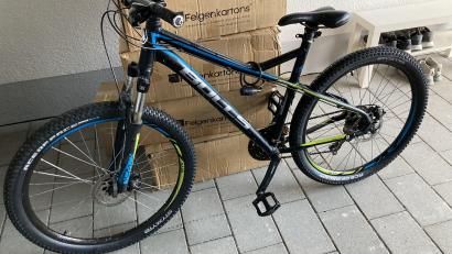 Bild: Polizei Neustadt/WN
Diese Mountainbike ließen die Täter in einem Carport in Floß zurück.