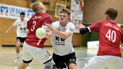 Bild: Hubert Ziegler
David Tous (Mitte) vom HC Sulzbach behauptet sich in dieser Szene gegen Simon Sturm (links) und Pascal Vockert vom TV Altdorf.