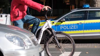 Symbolbild: Ole Spata /dpa
Auf der Straße kann es zu Konflikten zwischen den verschiedenen Verkehrsteilnehmern kommen.