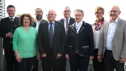 Bild: Hirsch
Landrat Thomas Ebeling verleiht das Ehrenzeichen des bayerischen Ministerpräsidenten an Rita Weiß (Dritte von rechts) und Martin Mayer (Vierter von links). Mit im Bild die Bürgermeister der Heimatgemeinde, Vereinsvorstände und Angehörige. .