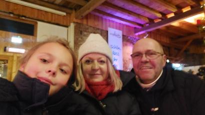 Bild: Fischer
Ein Bild aus glücklicheren Tagen. Leni, Carmen und Erich Fischer (von links) vereint bei einer gemeinsamen Unternehmung. Jetzt hat die Familie einen Spendenaufruf gestartet.