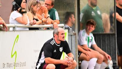 Archivbild: Thomas Schrems
Christian Neumann (vorne) bleibt bis 2026 Trainer des SV Pechbrunn.