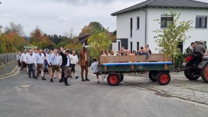Bild: nag
Angeführt vom Kirwanachwuchs, Diakon und Bürgermeister beigt der Festzug auf die Zielgerade ein.