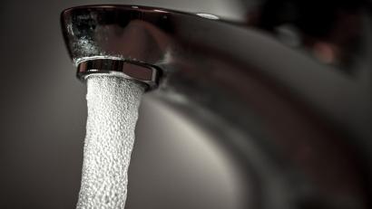Symbolbild: Felix Kästle/dpa
Am 30. Oktober ist die Versorgung mit Trinkwasser in Zwergau, Bingarten und Hopfau eingeschränkt.