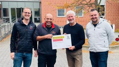 Bild: Mario Schlosser
Das Team von Carglass, Daniel Piater (links), Anthony Philipp (Zweiter von links) und Stephan Luderer (rechts), überreichte einen symbolischen Scheck an den Schulleiter der Rupert-Egenberger-Schule, Michael Schuierer.