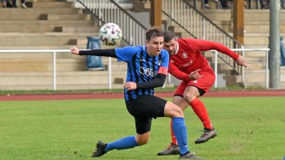 Bild: Gebert
Die SpVgg Wiesau gewann das Kellerduell gegen die Sportfreunde Kondrau mit 1:0. Das entscheidende Tor erzielte Sebastian Thoma (rechts), der in dieser Szene vor Jonas Sölch abzieht, bereits nach zehn Minuten.