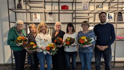 Bild: Denise Neumann/exb
Ehrungen und Verabschiedungen gab es bei der Firma Hatico in Tirschenreuth. Geschäftsleiter Joseph Reiter hatte Blumen für die Frauen vorbereiten lassen.