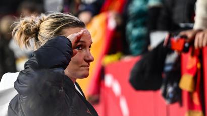 Bild: Sebastian Gollnow/dpa
Ein letzter Gruß an die Fans: Popp verabschiedet sich in Duisburg aus der DFB-Elf.