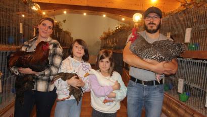 Bild: kro
Voller Stolz präsentiert die Familie Klotz aus Bad Neualbenreuth ihre schönsten Tiere: Veronika und Marcel Klotz mit ihren beiden Kindern Elena (links) und Josephine.