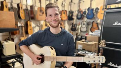 Bild: Gabi Schönberger
Lukas Wohllaib an seinem Arbeitsplatz, einem Musikhaus in Weiden. Bei "The Voice of Germany" hat er es in die nächste Runde geschafft.