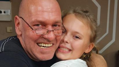 Bild: Fischer
Erich Fischer (57) mit seiner Tochter Leni (10). Mehr Zeit gemeinsam zu verbringen, wäre der Plan der Familie gewesen. Jetzt kommt durch die schwere Erkrankung des Neukirchener Gastronomen alles ganz anders.