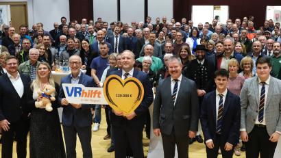 Bild: Hirsch
Einen Spendenbetrag von 120.000 Euro überreichen die Vorstände der VR-Bank Mittlere Oberpfalz an 160 Vertreter von Vereinen und Verbänden.