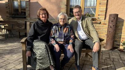 Bild: Marco Barthelmes/exb
Bürgermeister Hans Prechtl und seine Gattin Irmgard gratulieren Rosa Schmauser im Gasthaus Bodensteiner zu ihrem 95. Geburtstag.