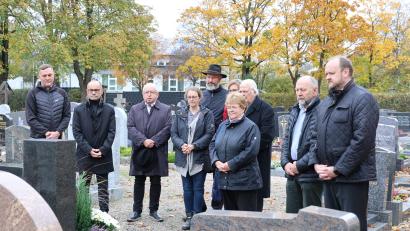Bild: Landratsamt Neustadt/René Sander 
Landrat Andreas Meier (von rechts), sein Amtsvorgänger Simon Wittmann und die Tochter des Verstorbenen, Dr. Gabriele Hagemann, gedachten zusammen mit Familie und Führungskräften der Landkreisverwaltung dem vor 40 Jahren verstorbenen Landrat Christian Kreuzer. an seinem Grab auf dem Stadtfriedhof in Weiden.
