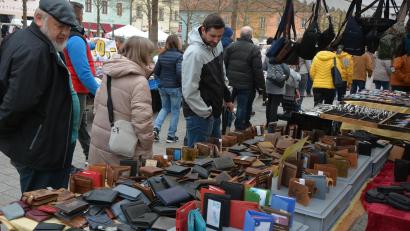 Bild: jr
Zum Angebot beim Kirchweihmarkt waren auch Artikel aus Leder gefragt.