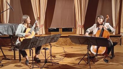 Bild: wel
Nectaria Delgadillo (rechts) und Ana Benitez begeisteren das Publikum im Schlosssaal mit ihrer Musik aus dem 20. und 21. Jahrhundert.