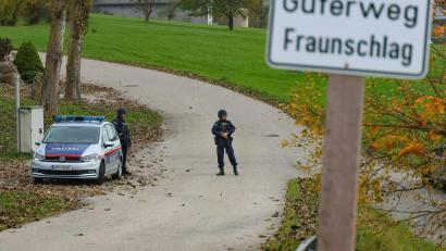 Bild: Matthias Lauber/Laumat//APA/dpa
Ein 56-jähriger Jäger soll in Österreich zwei Menschen erschossen haben.