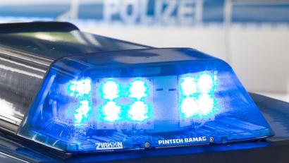 Symbolbild: Friso Gentsch/dpa/
Ein Blaulicht leuchtet auf dem Dach eines Polizeiwagens.