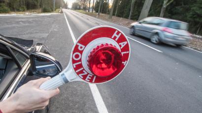 Bild: Armin Weigel/dpa
Die Polizei kontrollierte einen Autofahrer in Heimhof.