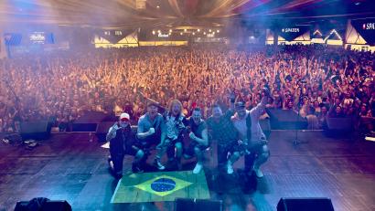 Bild: Troglauer/exb
Eigentlich ein gewohntes Bild von einem Großkonzert der Troglauer. Aber wie es auch die Fahne verrät, stand die Band aus dem Kemnather Raum diesmal in Brasilien auf der Bühne. Beim Oktoberfest in der "deutschen" Stadt Blumenau absolvierten sie drei Auftritte.