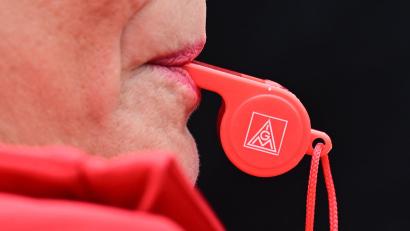 Symbolbild: Bernd Weißbrod/dpa
Vor der dritten Verhandlungsrunde setzt die IG Metall auf Warnstreiks.