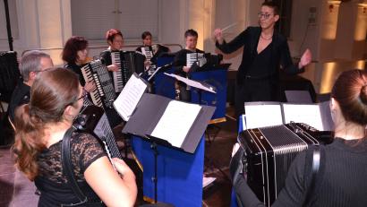 Bild: jr
Das 1. Akkordeonorchester Waldsassen unter der Leitung von Dr. Silke Polata gestaltete am Samstag ein Herbstkonzert.
