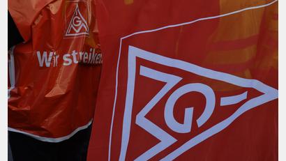 Symbolbild: Petra Hartl
Die Zeichen bei der IG Metall stehen auf Warnstreik. Nach einer ergebnislosen zweiten Verhandlungsrunde in der aktuellen Tarifauseinandersetzung und dem Auslaufen der Friedenspflicht sind auch in Amberg und in Amberg-Sulzbach Beschäftigte dazu aufgerufen, befristet die Arbeit niederzulegen.
