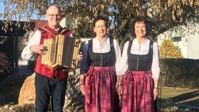 Bild: Renate Zupfer-Vilas/exb
Die Zupfer-Moidln und Gerhard spielen zum Kirwaauftakt auf.