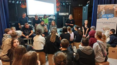 Bild: mfh
Bürgermeister Stefan Frank und Stadtratsmitglieder diskutieren mit den 12- bis 14-Jährigen.