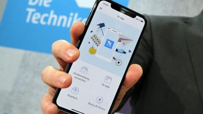 Symbolbild: Wolfgang Kumm/dpa
App statt Aktenordner: Mit der elektronischen Patientenakte sollen Versicherte ihre Gesundheitsdaten immer per Smartphone griffbereit haben.