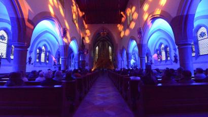 Bild: bey
Die Stadtpfarrkirche St. Sigismund erhielt mit der Lichttechnik von Quirin und Valentin Sax in ihrem Innern ein gänzlich anderes Aussehen.