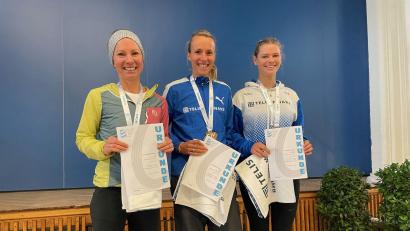 Bild: rik
Das strahlende Telis-Trio:(von links) Simone Dehling, Domenika Mayer und Leni Mayerhofer holten über die 10 Kilometer auch den bayerischen Titel mit dem Team.