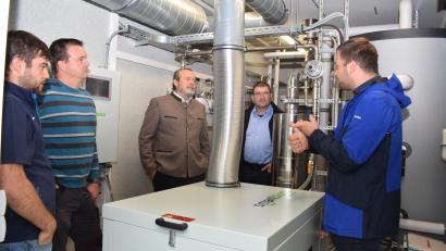 Bild: bnr
Nach einer kurzen Bauzeit nahm die Stadt Nabburg das neue Blockheizkraftwerk bei der Kläranlage in Betrieb. Von der Funktion überzeugen sich von rechts: Verwaltungsleiter Thomas Prey, der Planer Werner Bösl, Bürgermeister Frank Zeitler, Christian Kurz, Leiter der Kläranlage und ein Mitarbeiter der Firma NQ-Service.