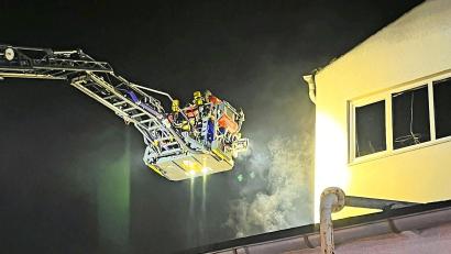 Bild: Feuerwehr Wunsiedel/exb
Die Wunsiedeler Feuerwehr löschte mit Hilfe der großen Drehleiter von oben.