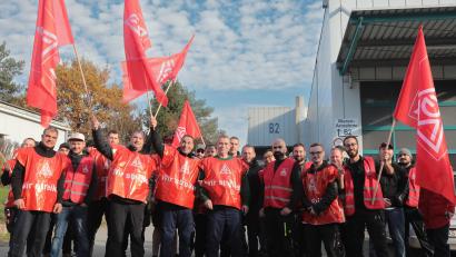 Bild: Wolfgang Steinbacher
Weil sie zum ersten Mal in der Firmengeschichte streikten, ging am Dienstag bei der Amberger Werkzeugbau GmbH in Sulzbach-Rosenberg so gut wie gar nichts mehr: Alle Mitarbeiter der Produktion demonstrierten (hier Teile der Früh- und Spätschicht) für höhere Löhne und gegen einen angekündigten Stellenabbau.