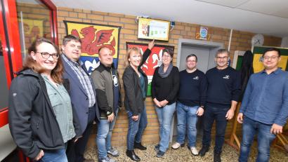 Bild: no
Vor dem Bildschirm der neuen PV-Anlage im Eingangsbereich der Grundschule Illschwang: (von links) Carolin Schötz (Verwaltung), Bürgermeister Dieter Dehling (Illschwang), Max Graf (Mitglied des Schulverbands), Schulverbandsvorsitzende Brigitte Bachmann, Rektorin Gabi Pirner, Stefan Kaminsky (Projektleiter Grammer Solar), Robert Meier (Geschäftsführer Grammer Solar) und Benjamin Hiltl (2. Bürgermeister Illschwang).